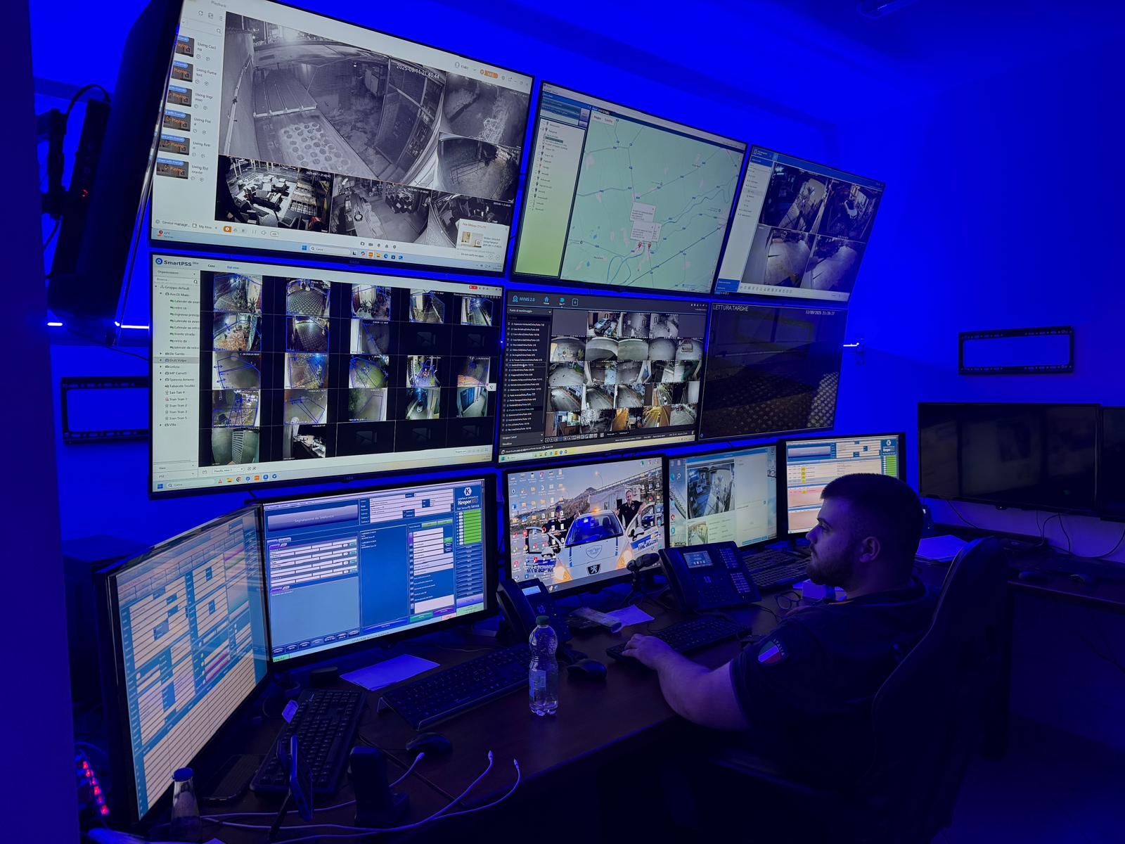 Operatore in centrale operativa con monitor di videosorveglianza